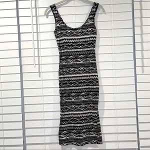4/$10 ⚡️ Black & White Printed Fitted Midi Dress
